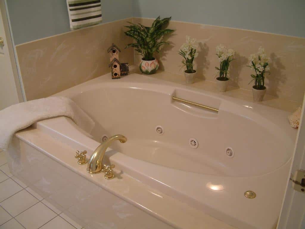 Truman Gillet House B & B has jacuzzi suites