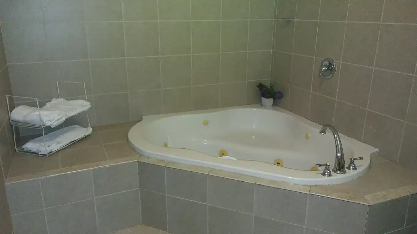 Waterbury Big Apple Motel has jacuzzi suites