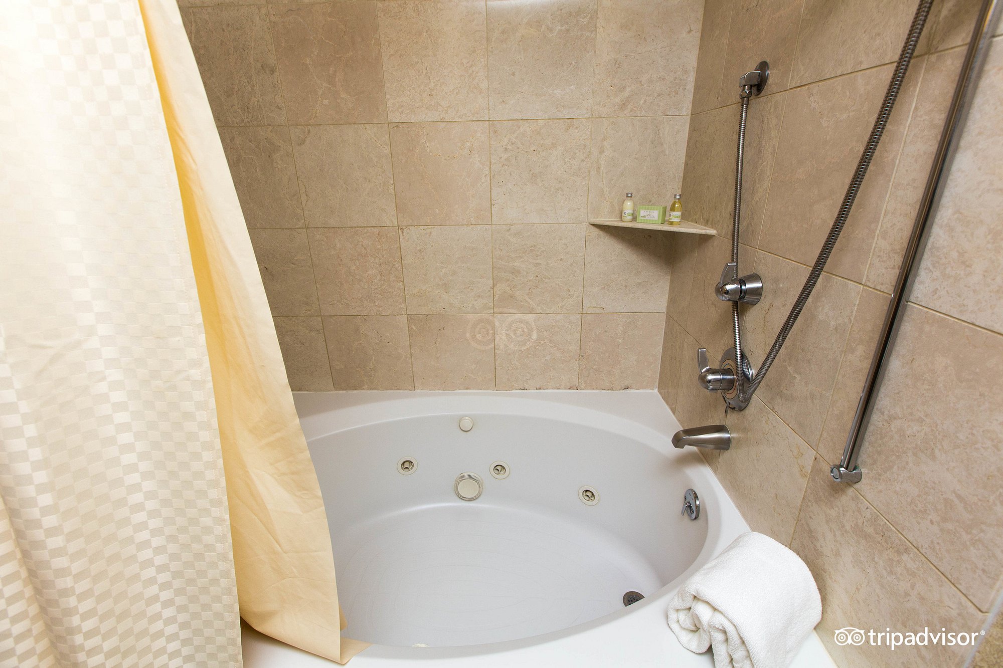 Water's Edge Resort & Spa has jacuzzi suites