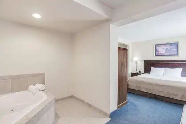 Wingate by Wyndham Bridgeport has jacuzzi suites