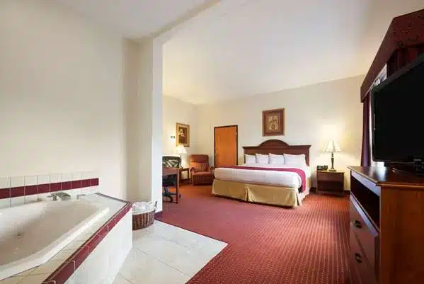 Wingate by Wyndham Vienna Parkersburg has jacuzzi suites