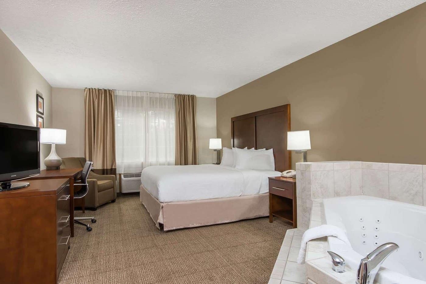 Wyndham Garden Cross Lanes Charleston has jacuzzi suites
