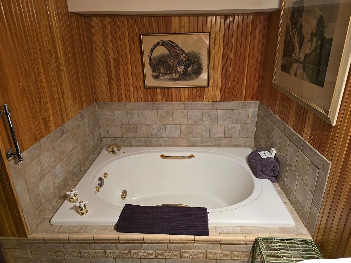 House of 1833 Bed & Breakfast has jacuzzi suites