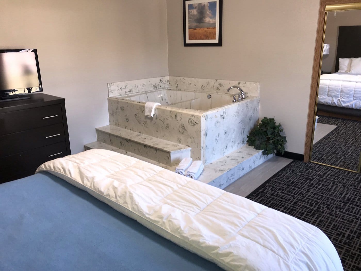 Days Inn by Wyndham Grove has jacuzzi suites