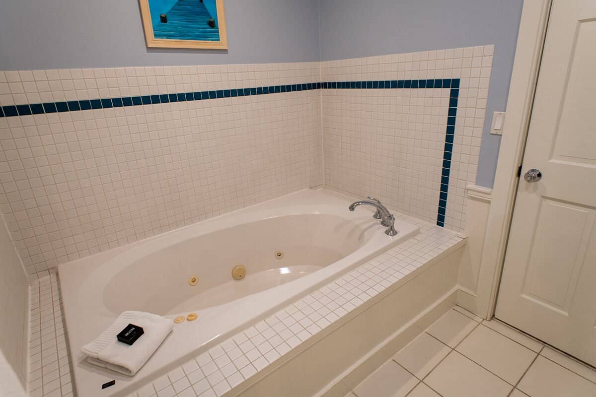 Steamboat Inn Mystic has jacuzzi suites