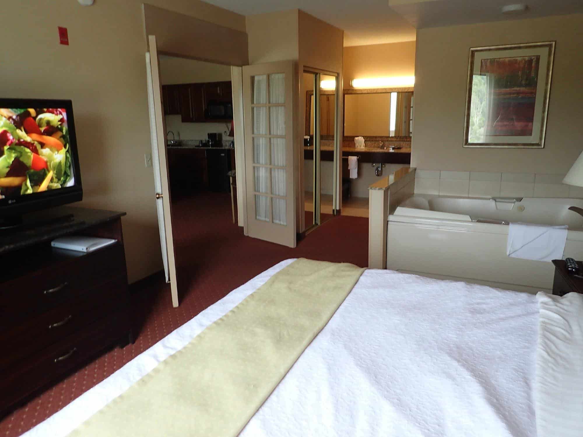Holiday Inn & Suites Council Bluffs-I-29 by IHG has jacuzzi suites