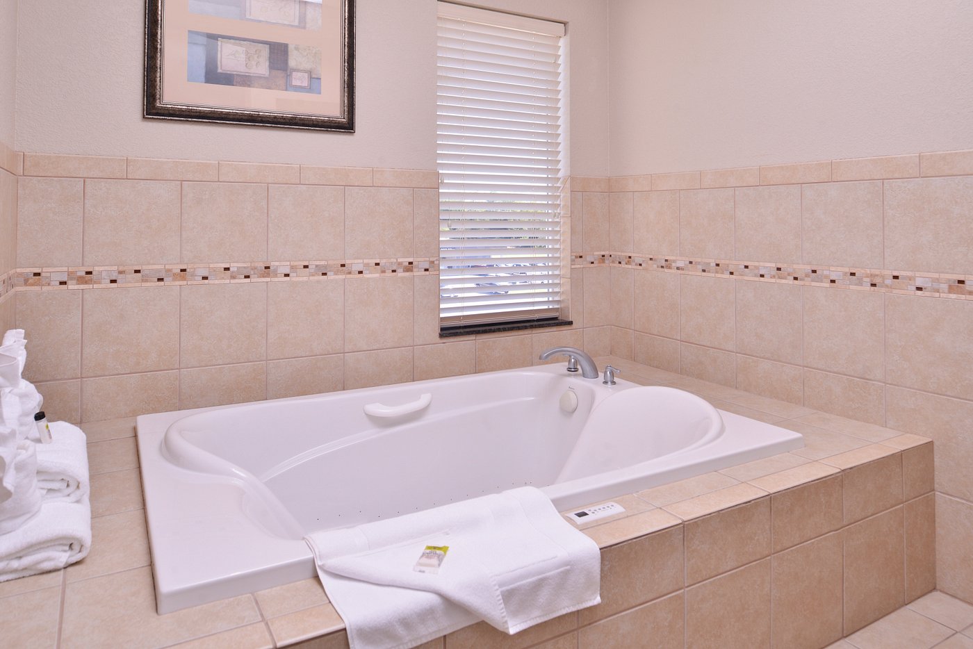 Holiday Inn Express & Suites Pittsburg by IHG has jacuzzi suites