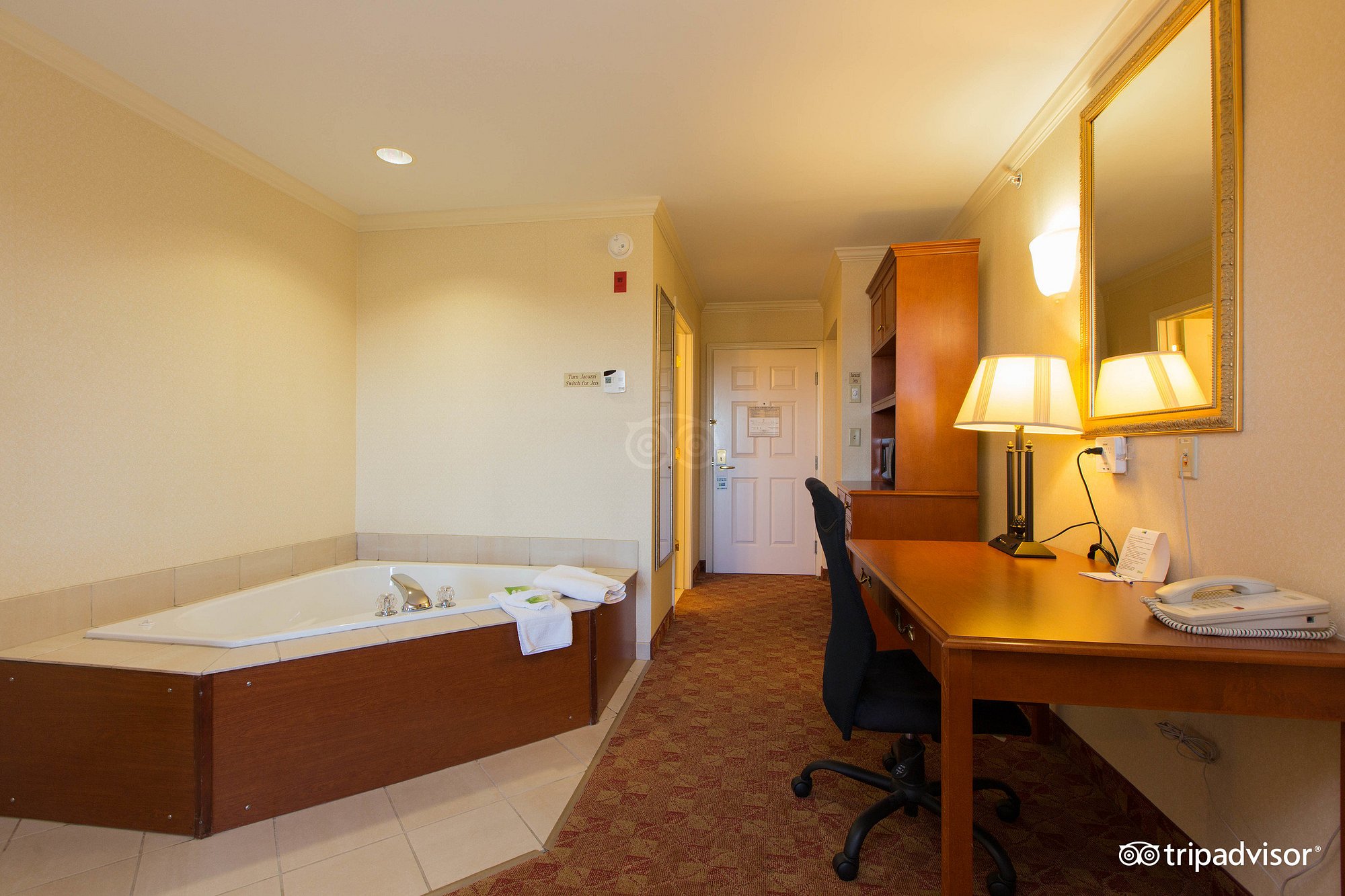 Holiday Inn Express Mystic - Groton Area by IHG has jacuzzi suites