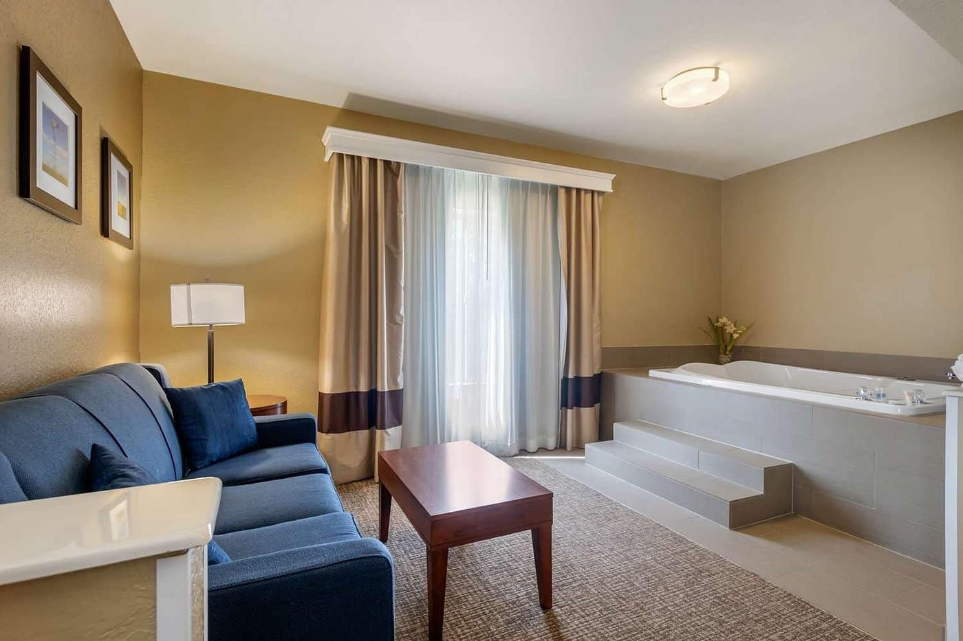 Comfort Inn & Suites Pittsburg KS has jacuzzi suites