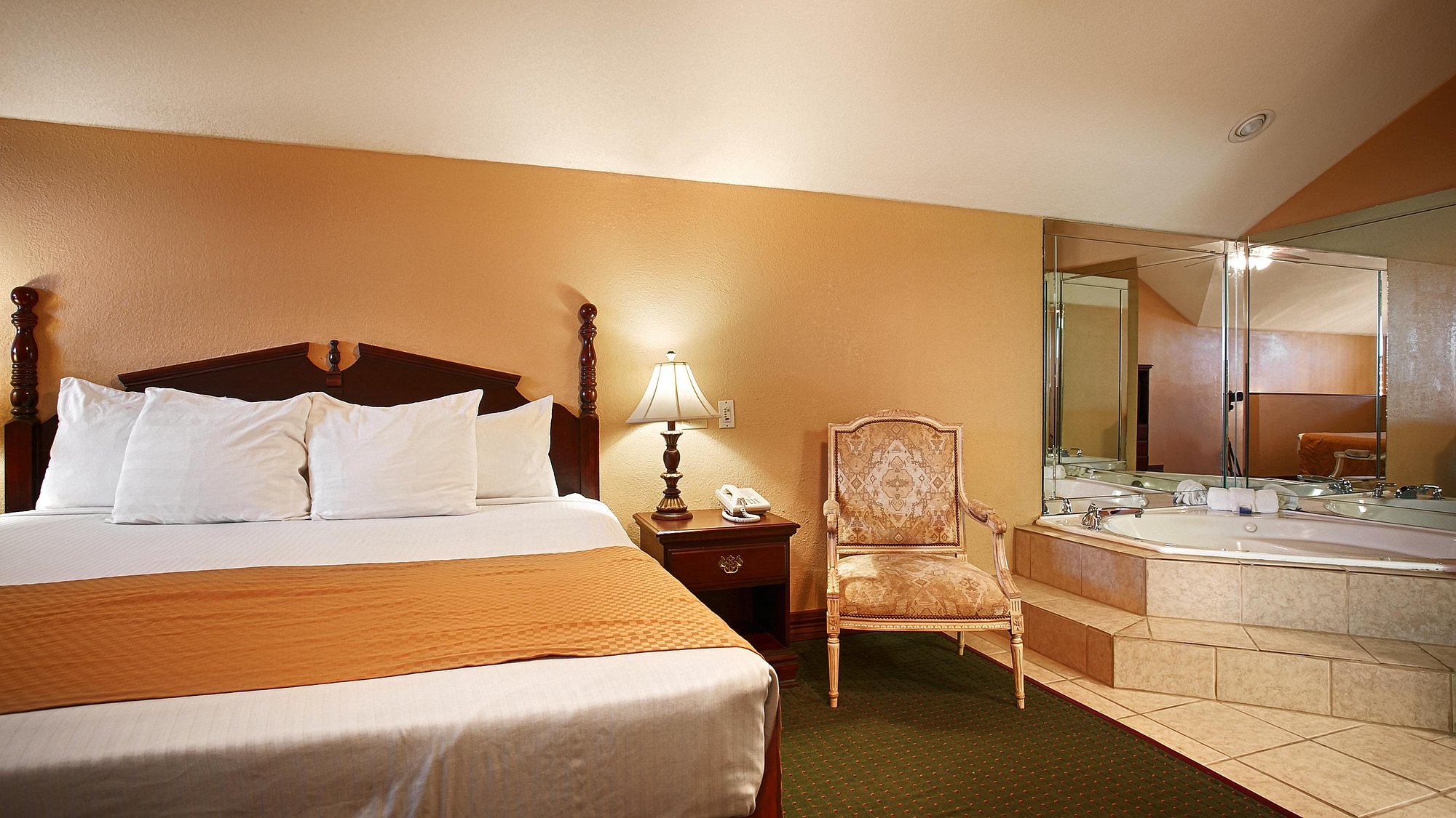 Quality Inn & Suites Carthage has jacuzzi suites