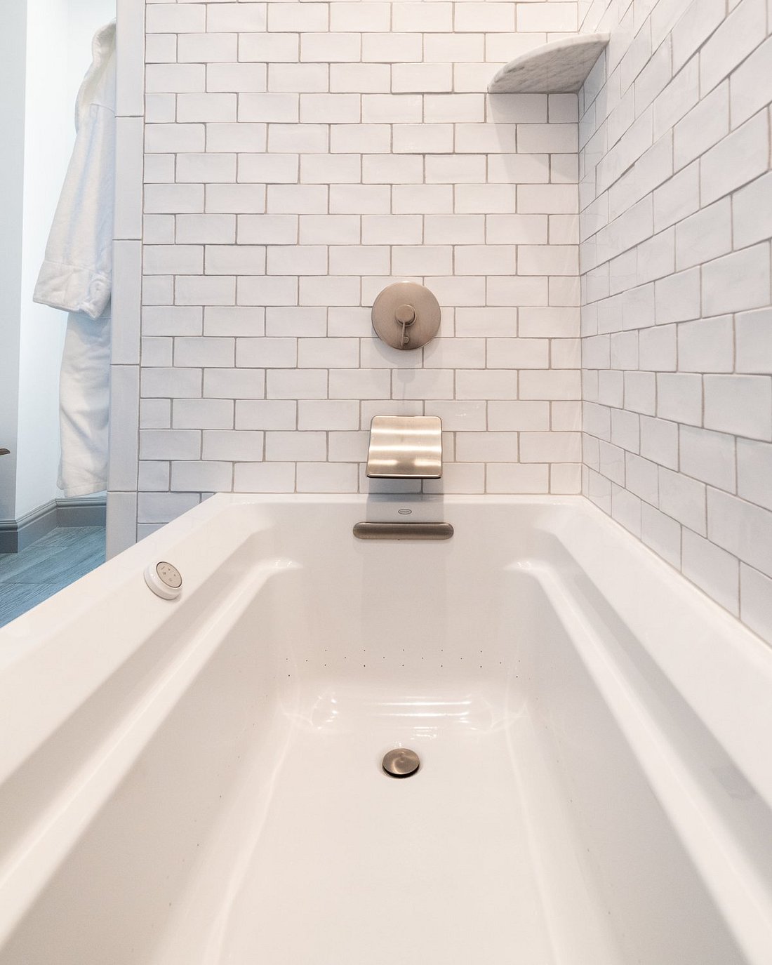 The Whaler's Inn Hotel of Mystic has rooms with private spa tubs