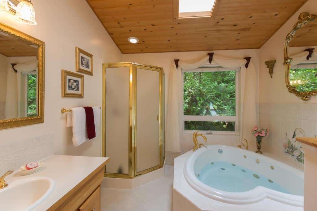 A Hidden Haven Cottages has rooms with heart-shaped Jacuzzis