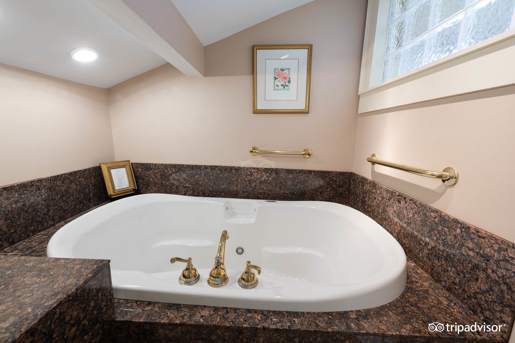 Albemarle Inn has jacuzzi suites