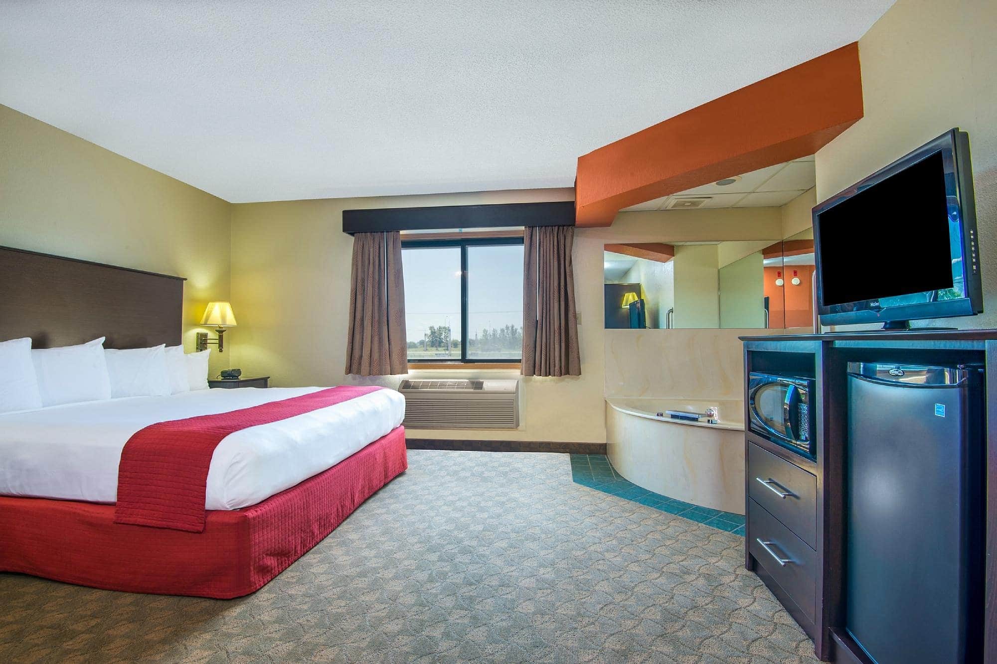 AmericInn by Wyndham Ames has jacuzzi suites