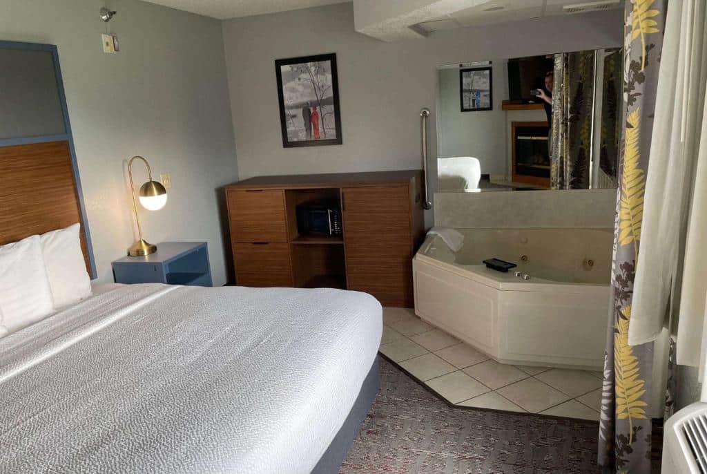 AmericInn by Wyndham Ankeny/Des Moines has jacuzzi suites