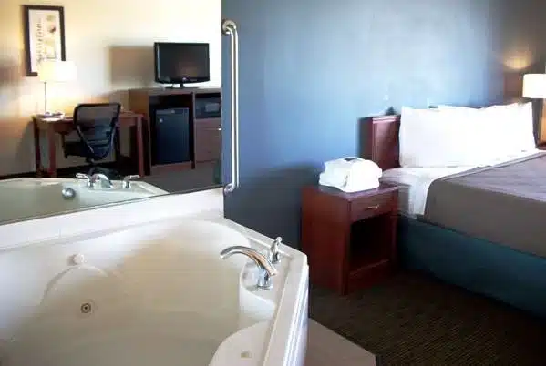 AmericInn by Wyndham Beulah has jacuzzi suites