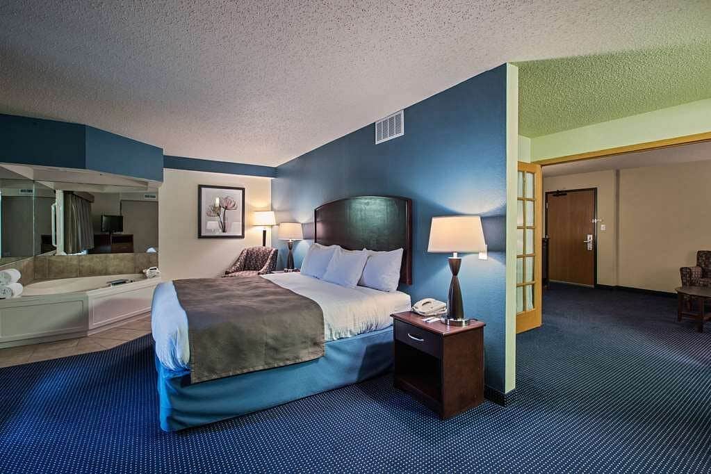 AmericInn by Wyndham Fort Dodge has jacuzzi suites