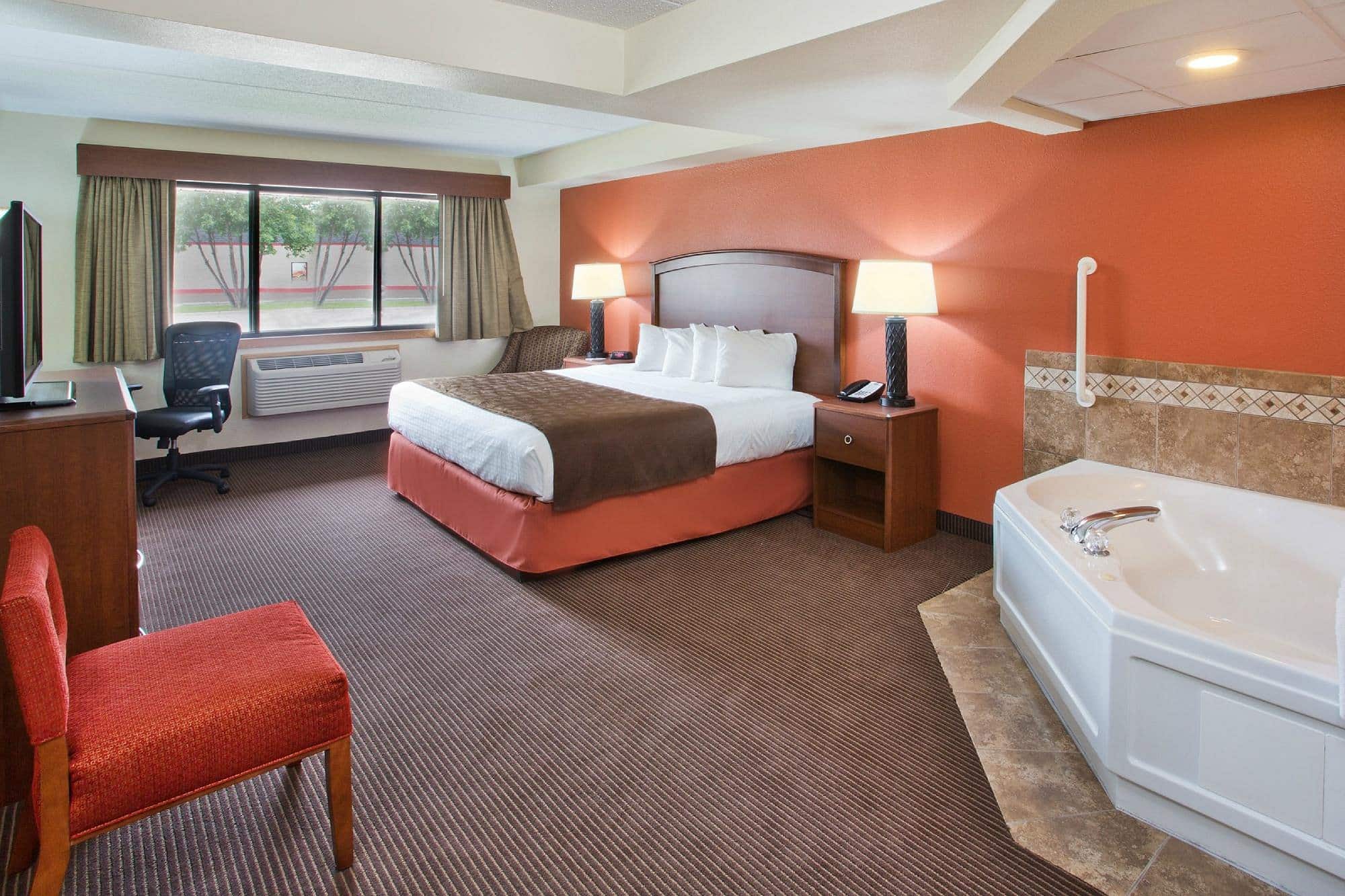 AmericInn by Wyndham Grand Forks has jacuzzi suites