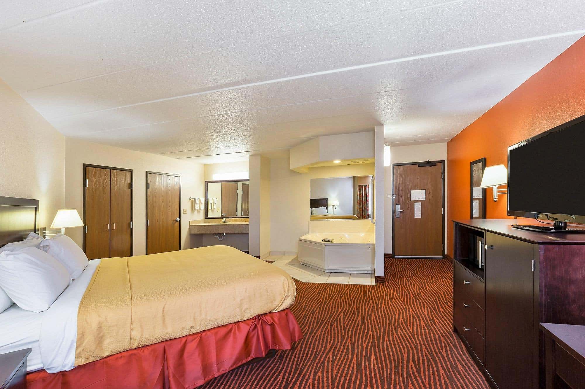 AmericInn by Wyndham Muscatine has jacuzzi suites