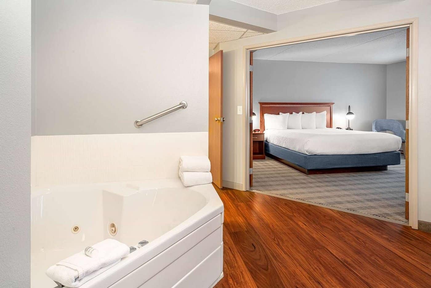 AmericInn by Wyndham Valley City has jacuzzi suites