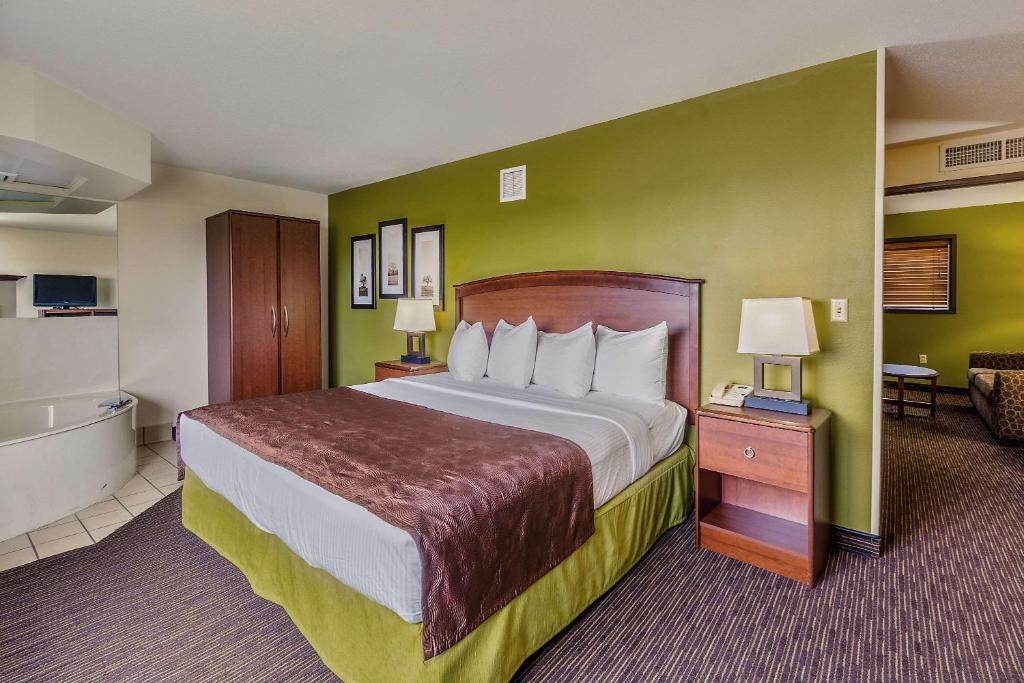 AmericInn by Wyndham Wahpeton has jacuzzi suites