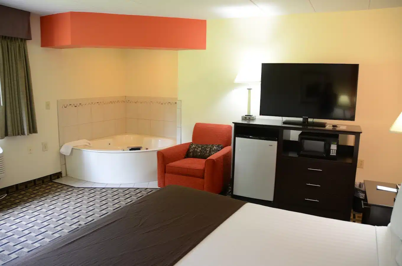 AmericInn by Wyndham West Burlington has jacuzzi suites