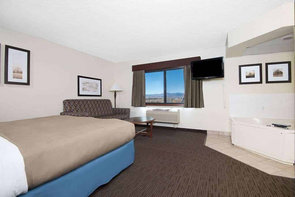AmericInn by Wyndham Windsor Ft. Collins has jacuzzi suites
