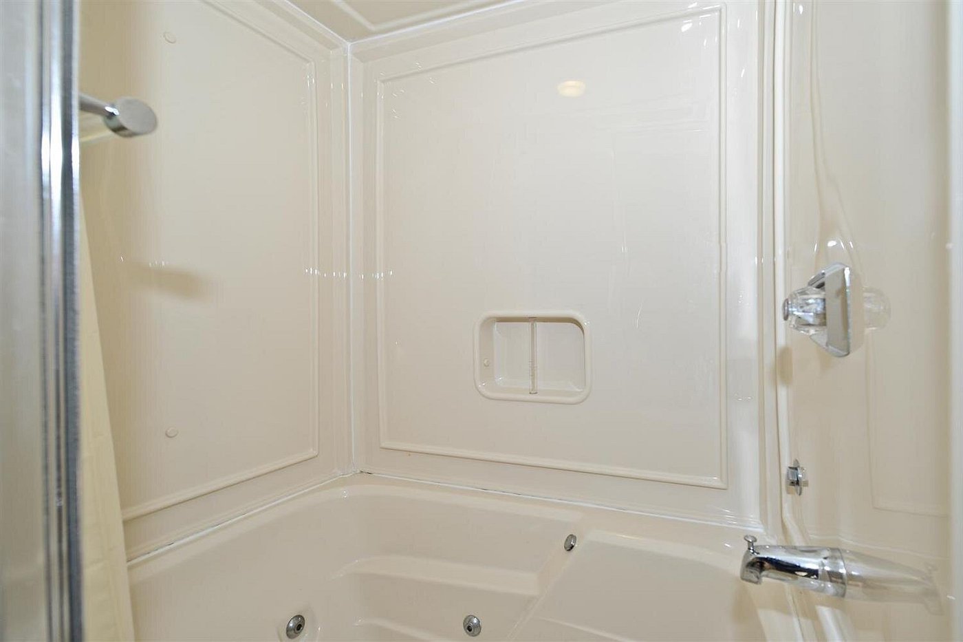 Americas Best Value Inn Phillipsburg has jacuzzi suites