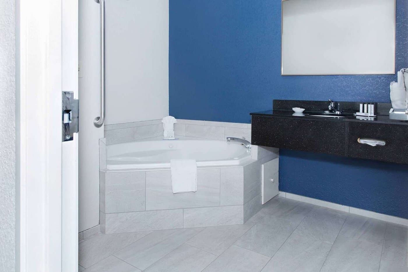 Americinn By Wyndham Hays has jacuzzi suites