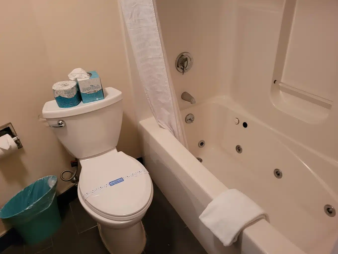 Aqua Blue Hotel has jacuzzi suites