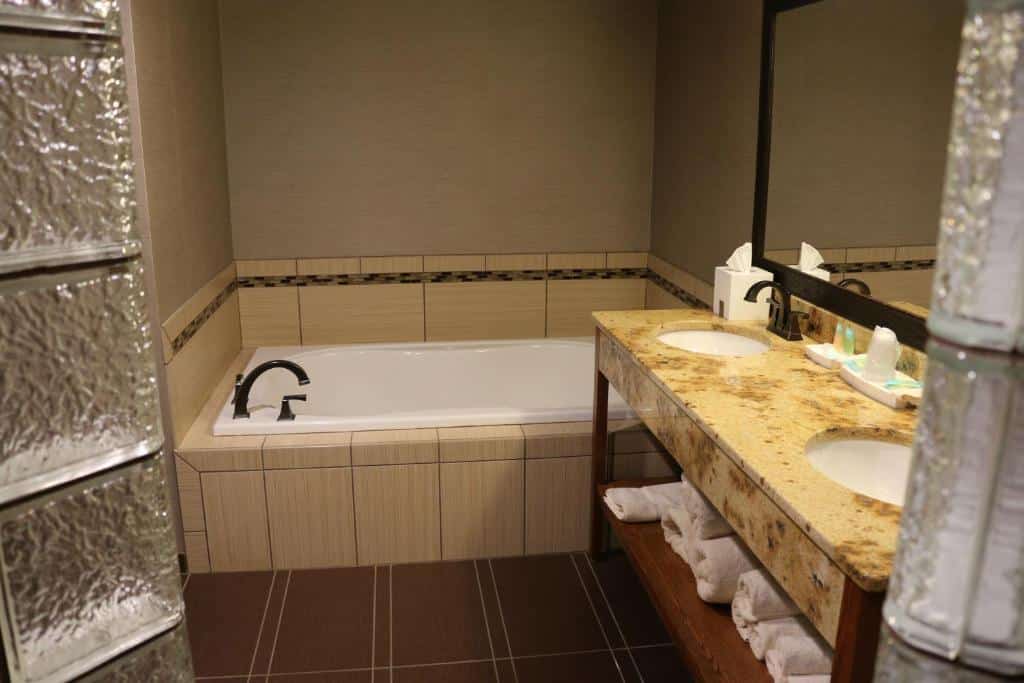 Astoria Hotel & Event Center has jacuzzi suites