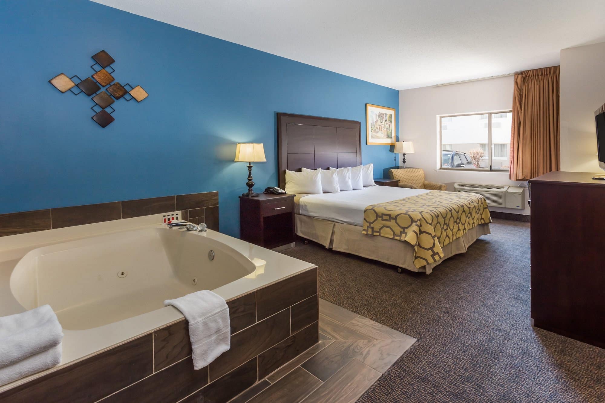 Baymont by Wyndham Anderson has jacuzzi suites