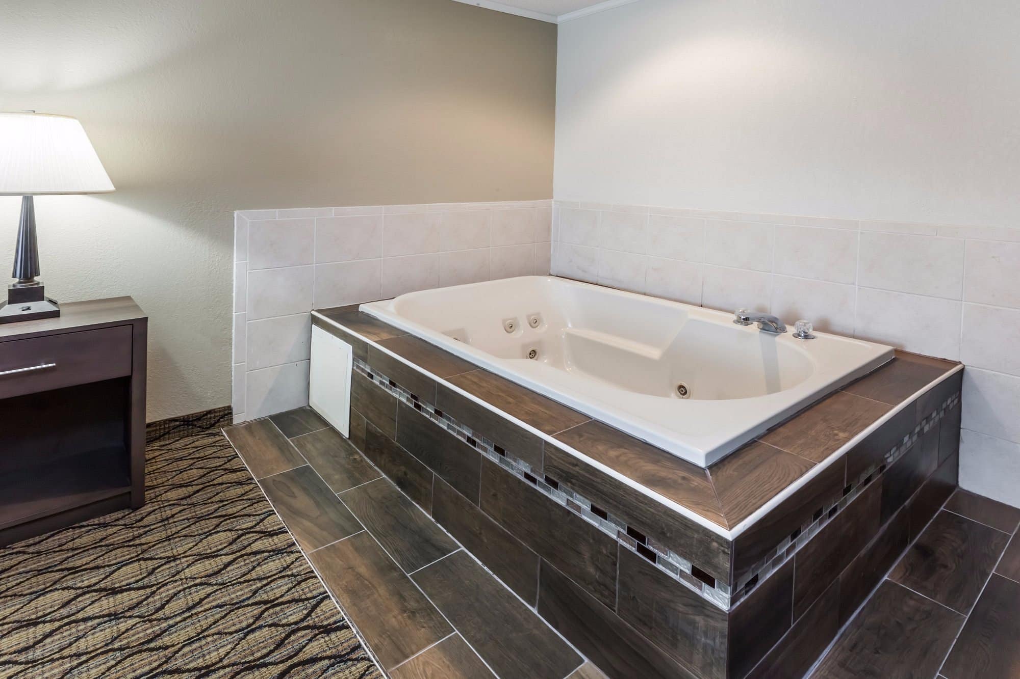 Baymont by Wyndham Auburn has jacuzzi suites