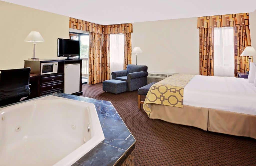 Baymont by Wyndham Battle Creek Downtown has jacuzzi suites