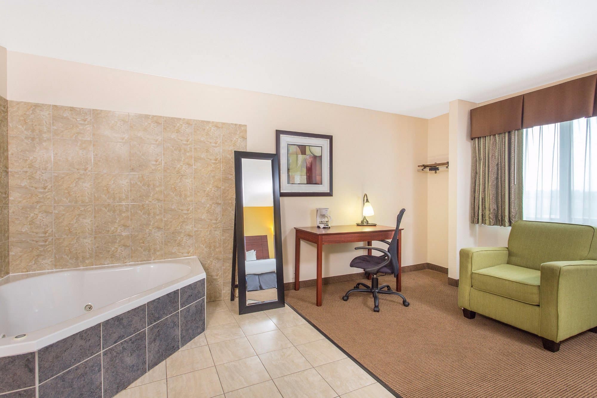 Baymont by Wyndham Dubuque has jacuzzi suites