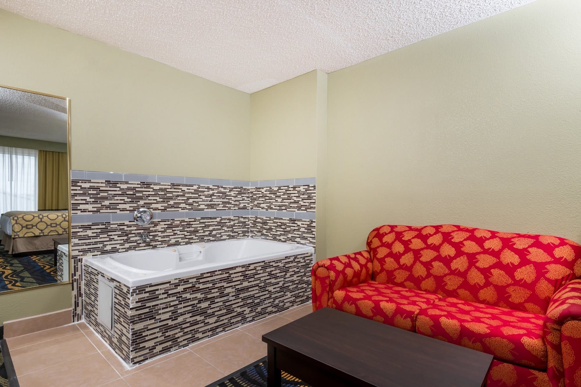 Baymont by Wyndham Georgetown has jacuzzi suites