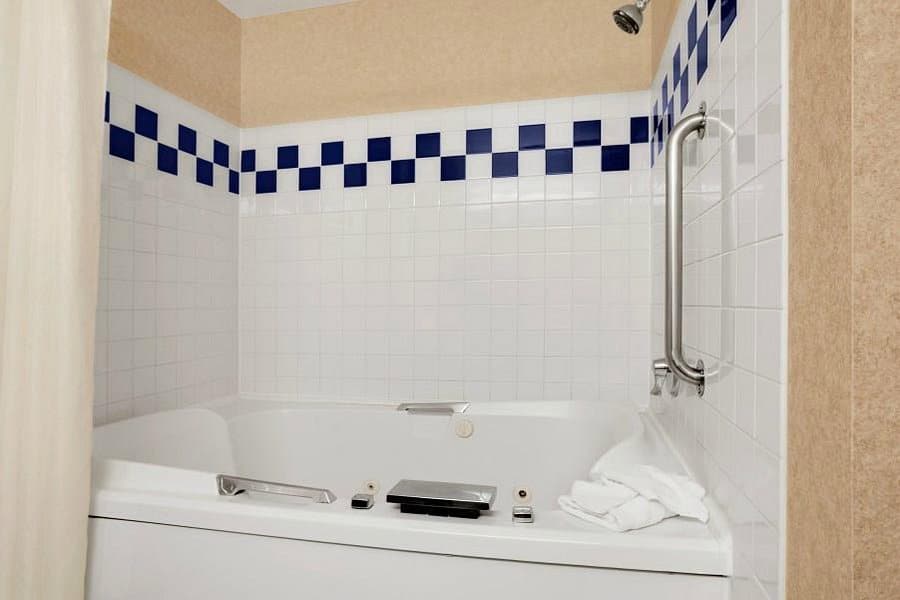 Baymont by Wyndham Golden / Red Rocks has jacuzzi suites
