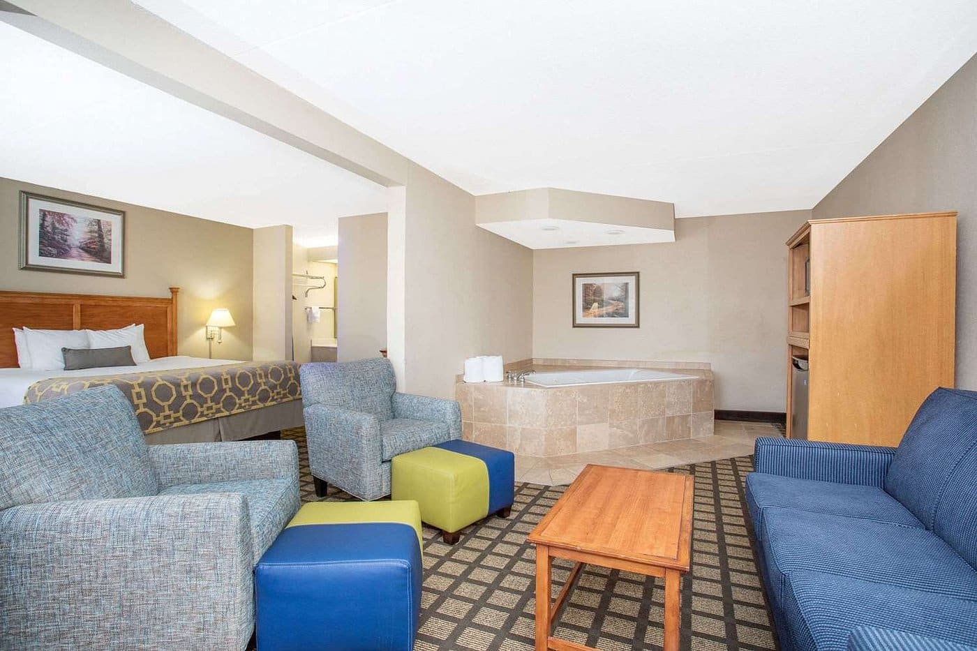 Baymont by Wyndham Hays has jacuzzi suites