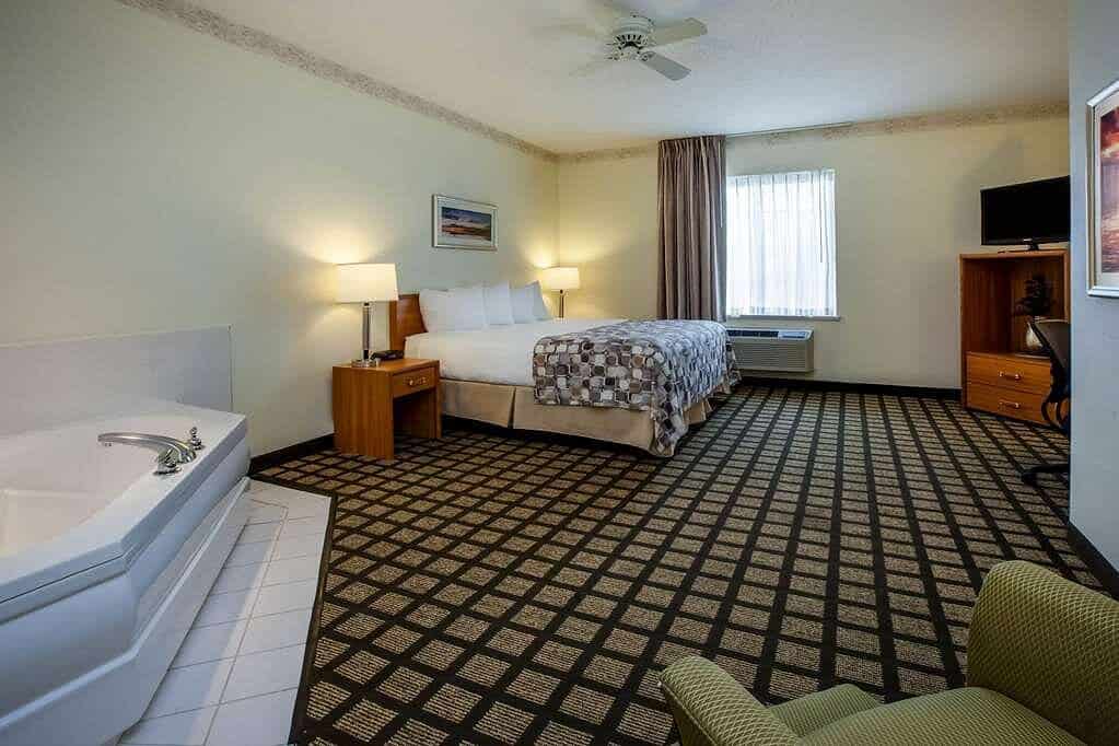 Baymont by Wyndham Mackinaw City has jacuzzi suites