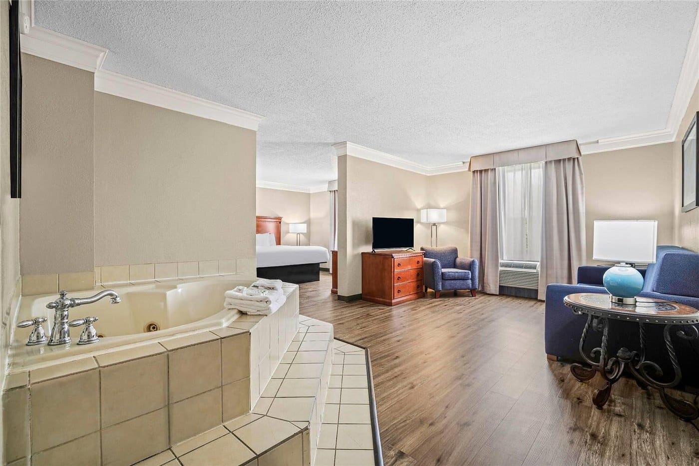 Baymont by Wyndham Madisonville has jacuzzi suites