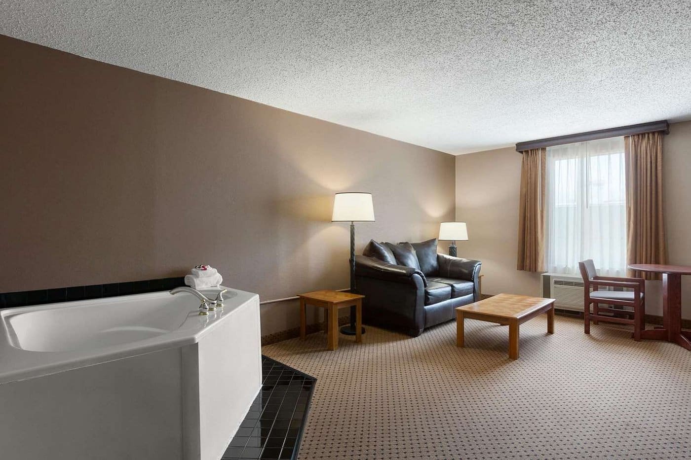 Baymont by Wyndham Mandan Bismarck Area has jacuzzi suites
