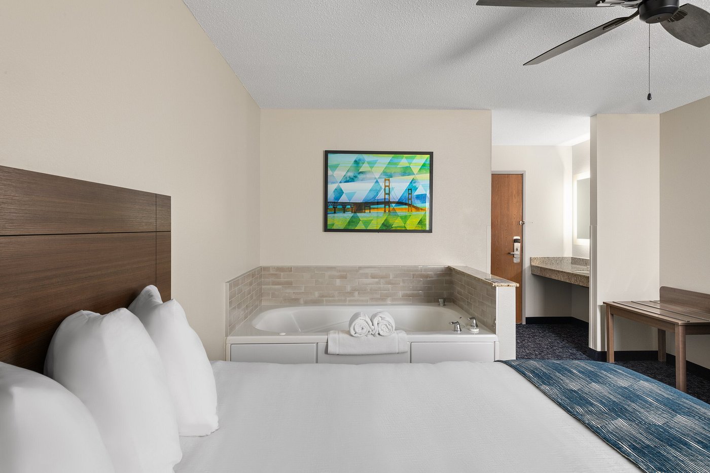 Baymont by Wyndham Mt. Pleasant has jacuzzi suites