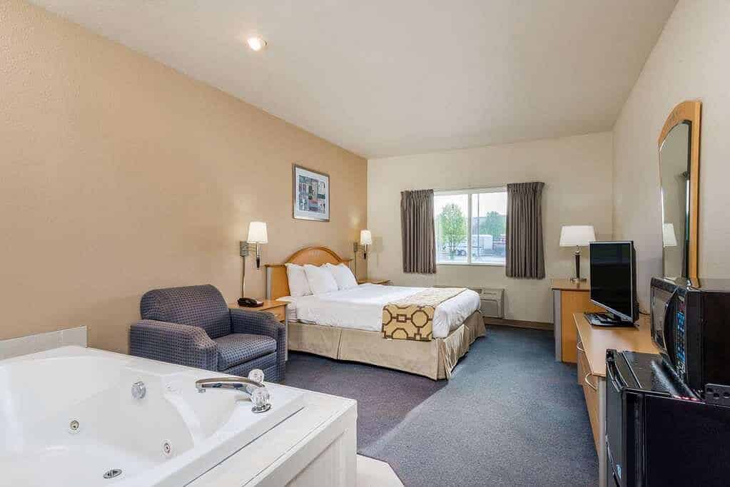 Baymont by Wyndham Noblesville has jacuzzi suites