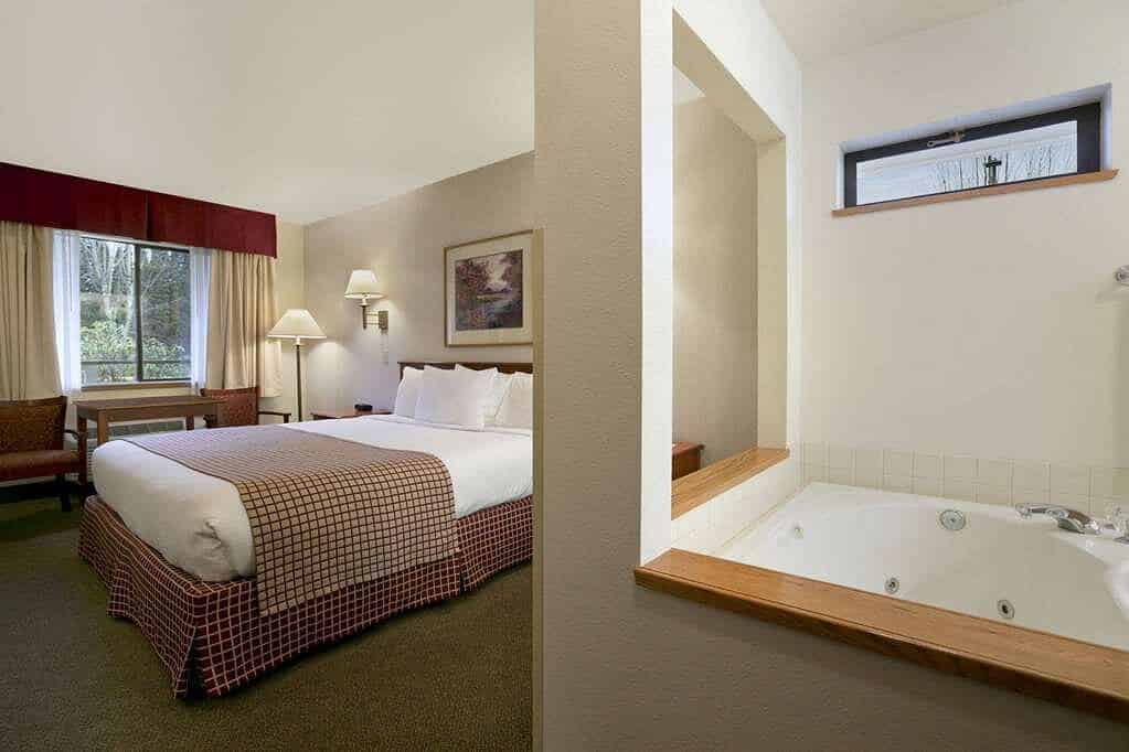 Baymont by Wyndham Seattle/Kirkland WA has jacuzzi suites