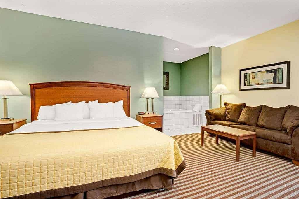 Baymont by Wyndham Wahpeton has jacuzzi suites