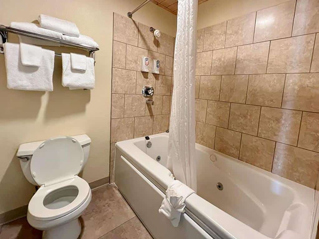 Beartooth Hideaway Inn & Cabins has jacuzzi suites