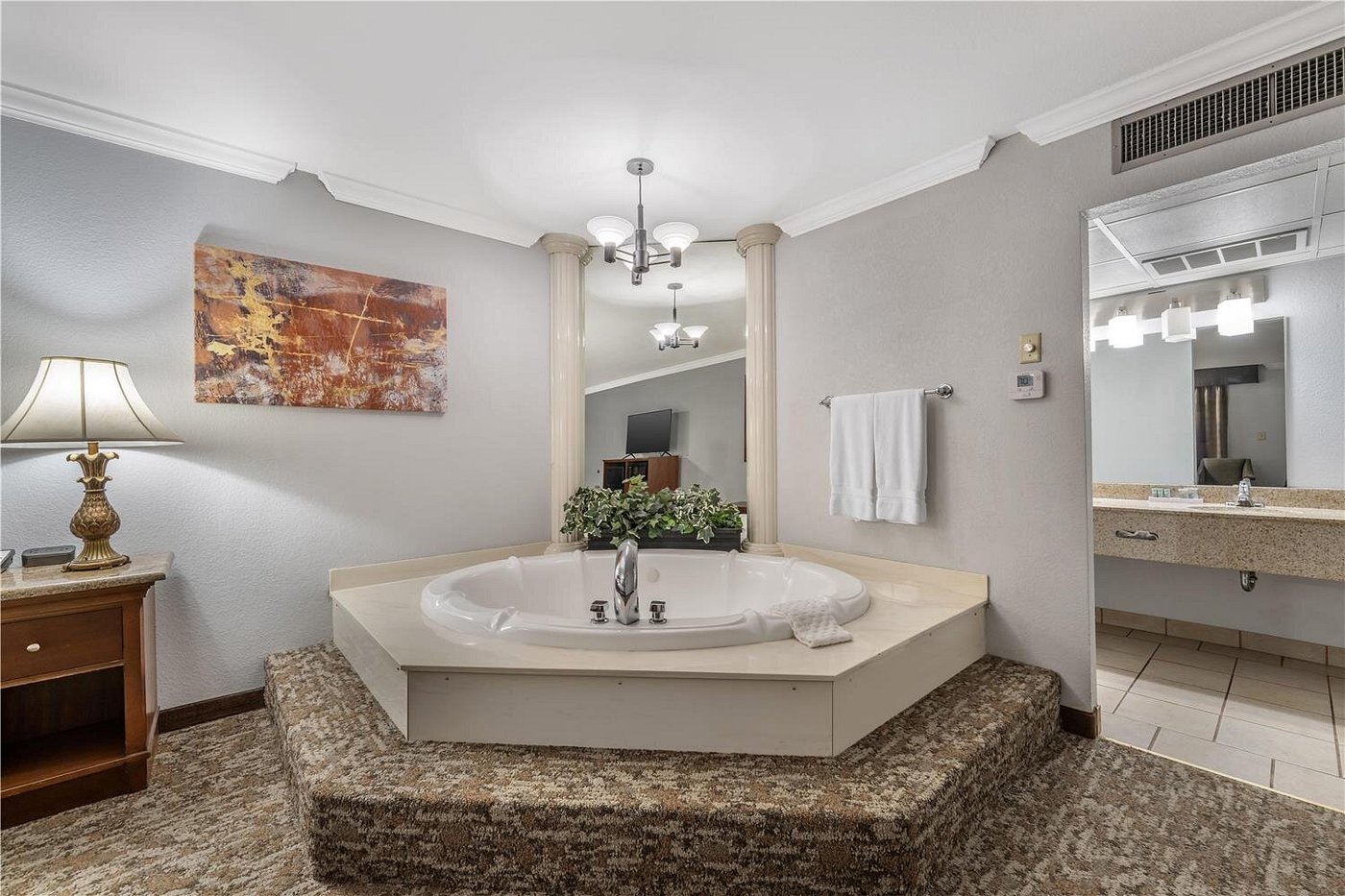 Best Western Angus Inn has jacuzzi suites