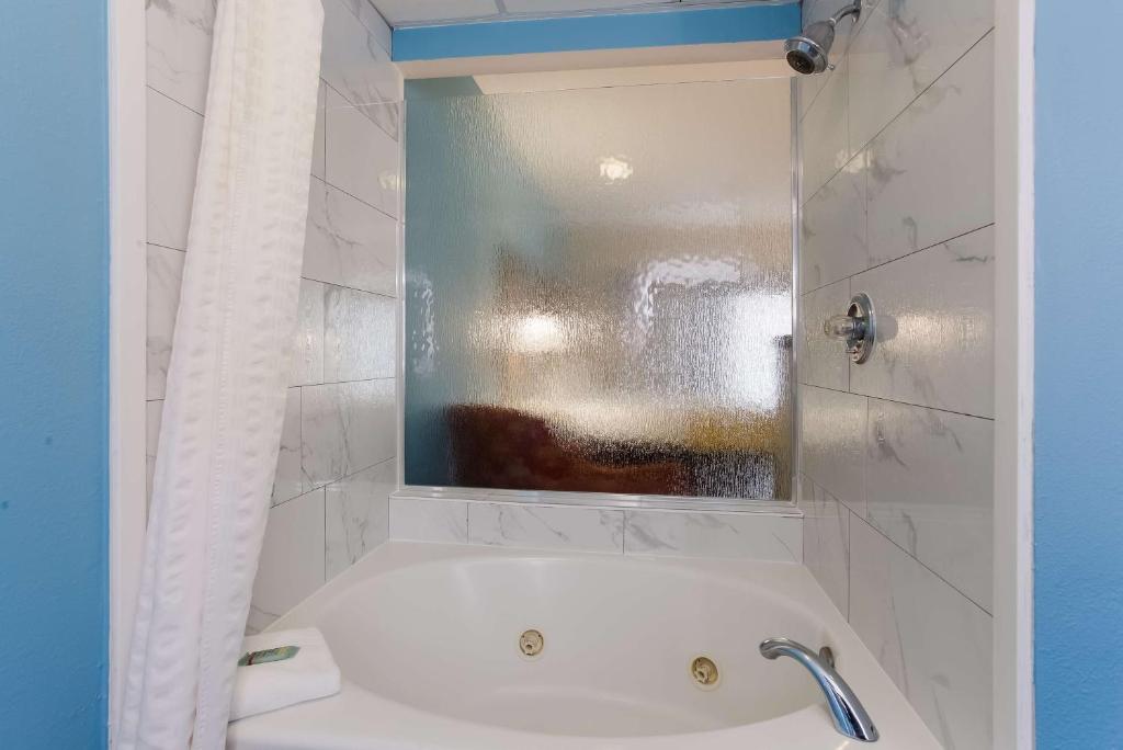 Best Western Crossroads Inn has jacuzzi suites