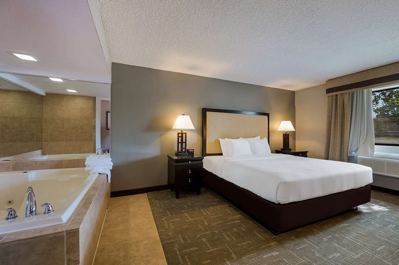 Best Western Detroit Livonia has jacuzzi suites