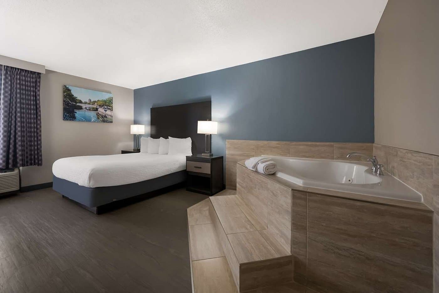 Best Western Executive Inn Battle Creek has jacuzzi suites